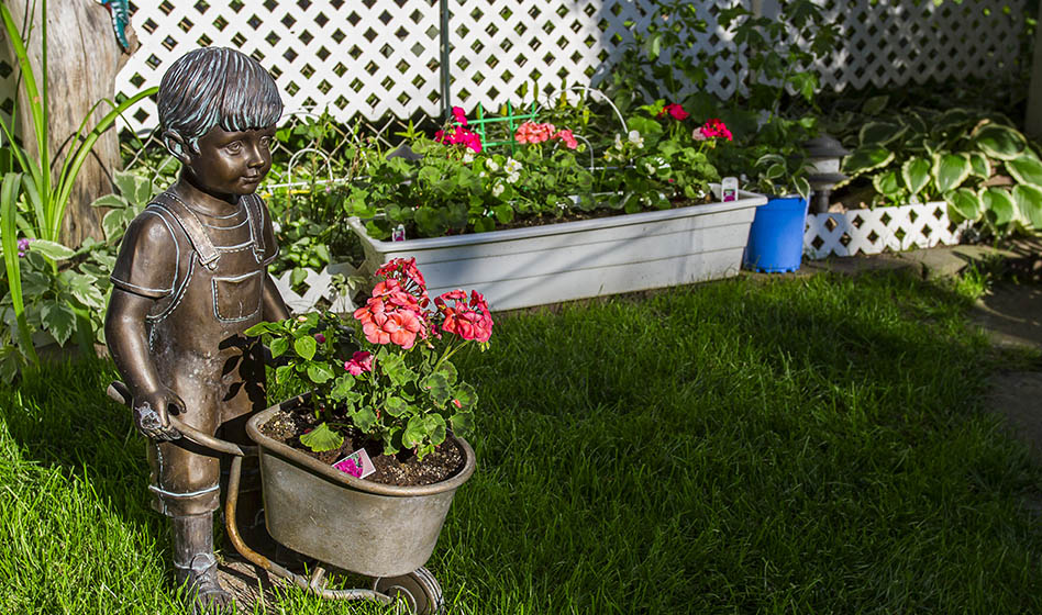 3 reasons to add outdoor bronze statues to your yard