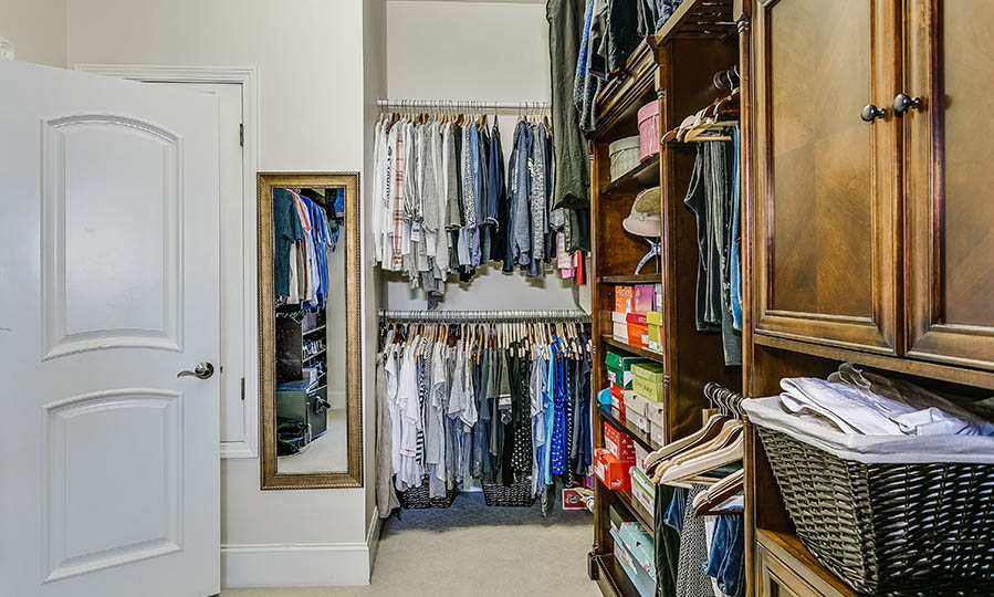 How to declutter and reorganize your closet in 3 weeks